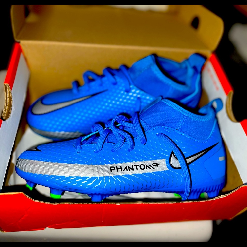 Boys Nike Phantom Soccer Cleats Size 1Y